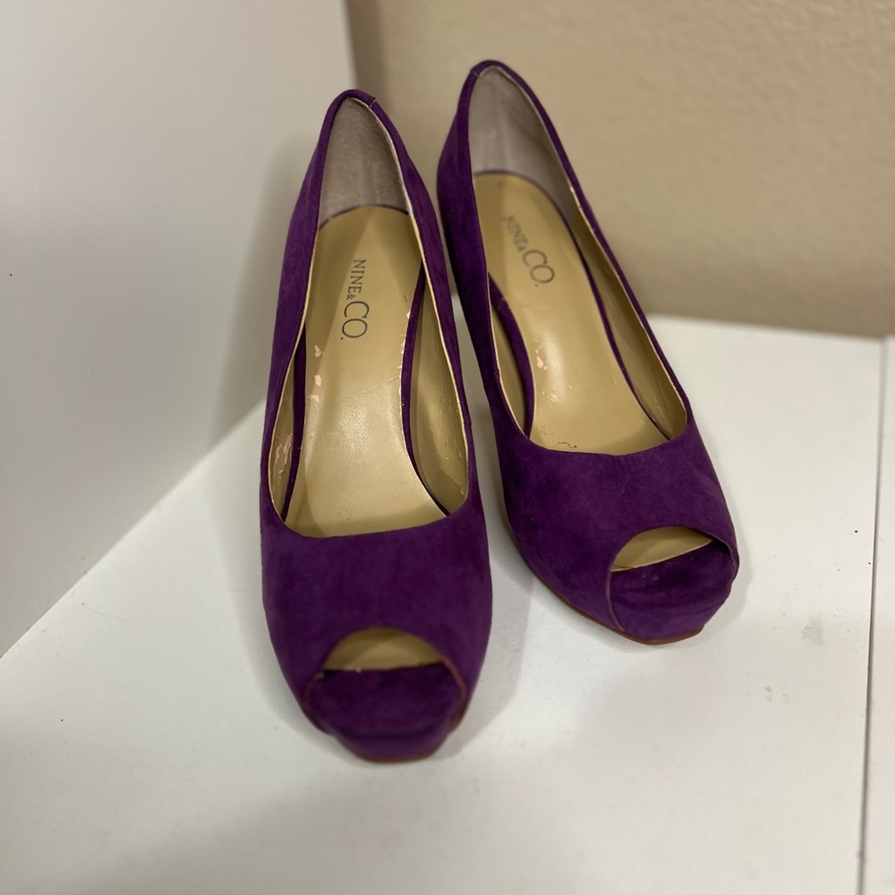 Nine & Co. Purple Faux Suede Peep-Toe Platform Pumps - Size 8M